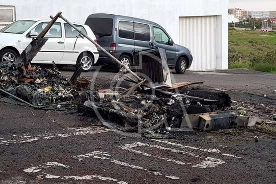 Dos recipientes de basura quemados en Telde (Foto TA)
